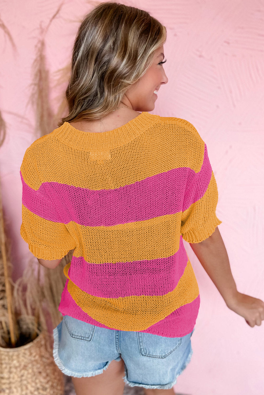 Orangefarbener streifen-t-shirt-pullover mit gestricktem block