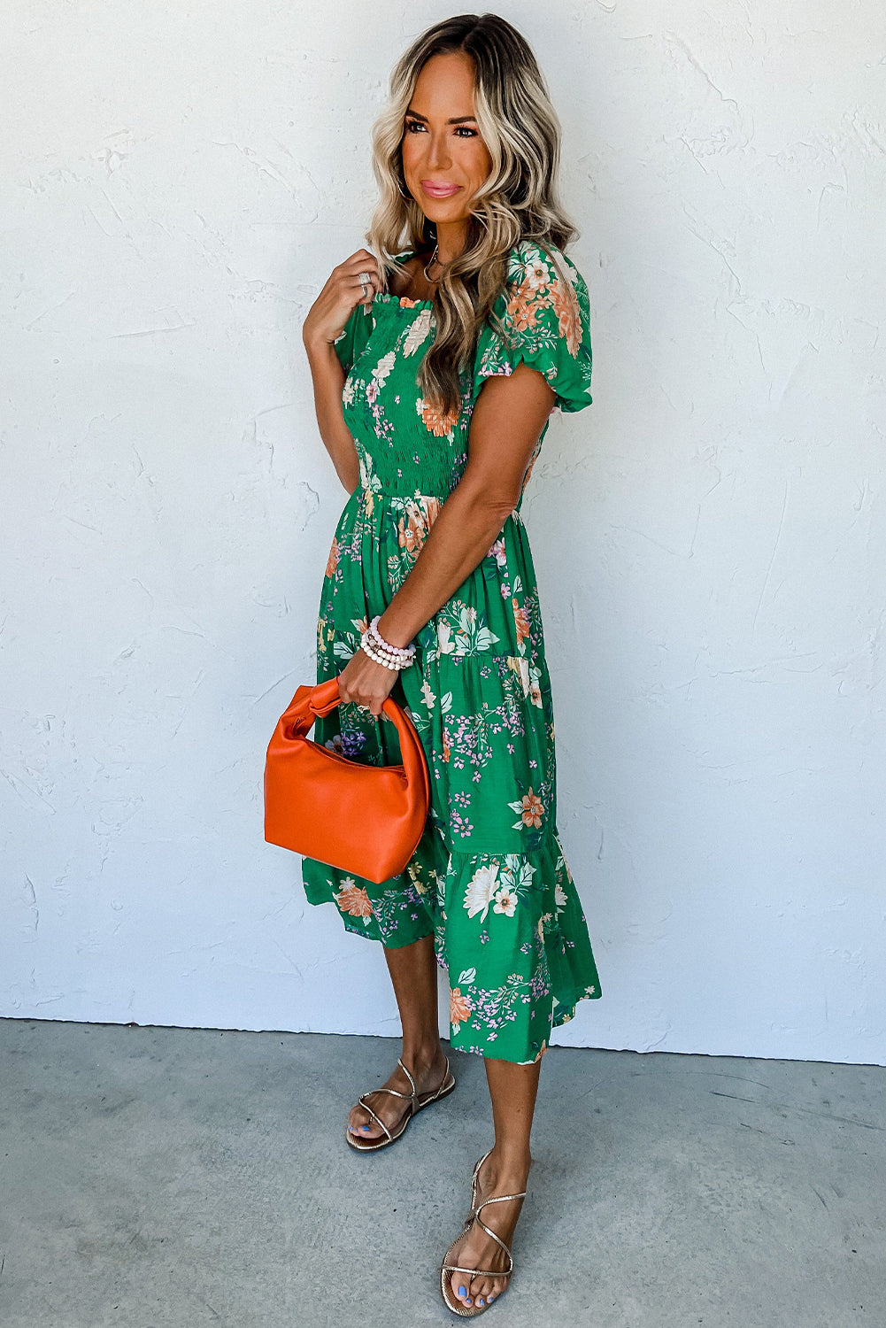 Groene midi -jurk met bloemendruk en stengels mouwen