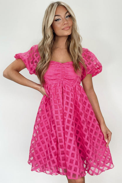 Erdbeerrosa kariertes babydoll-kleid mit puffärmeln