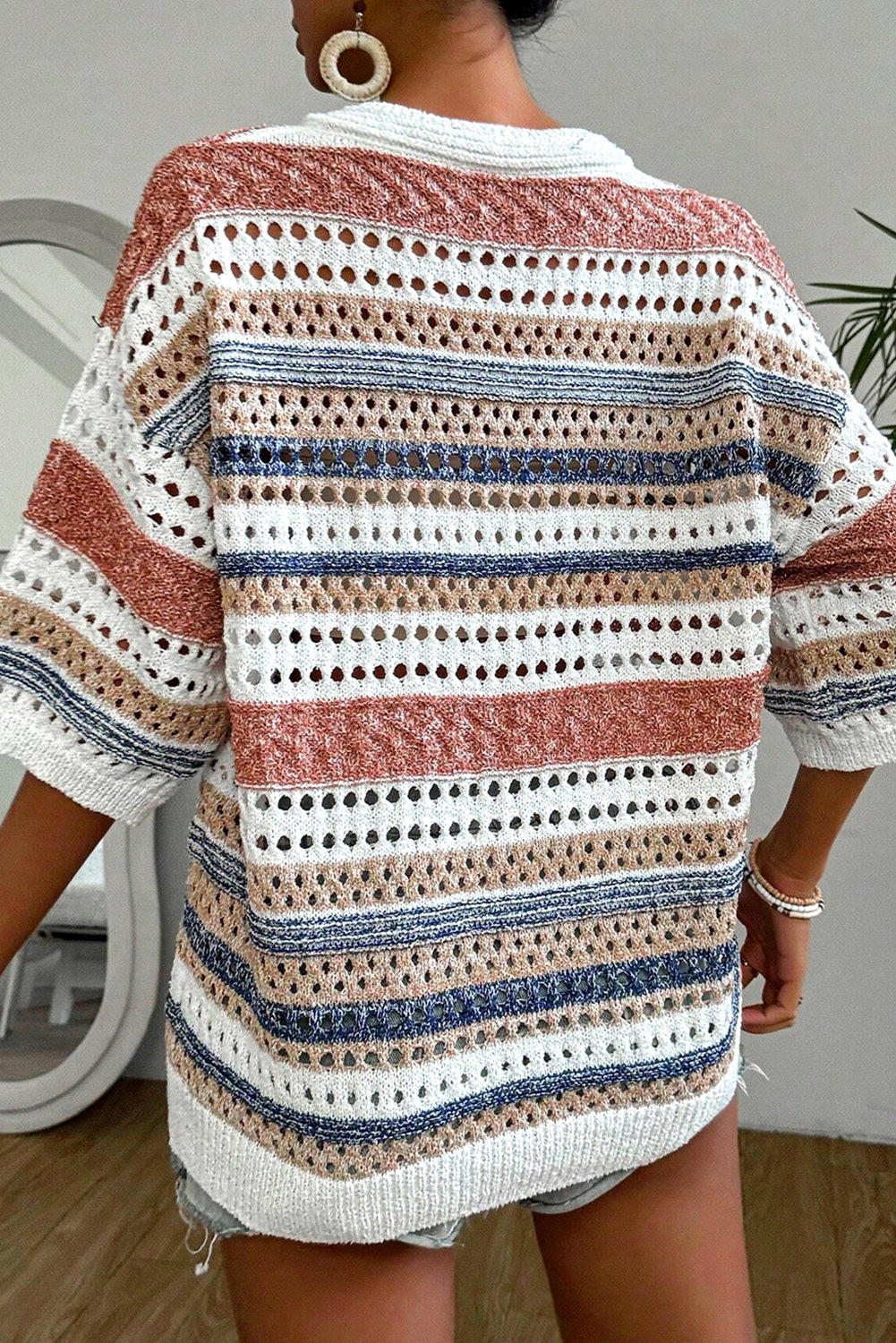 Mehrfarbig gestreifter strickpullover mit halben ärmeln