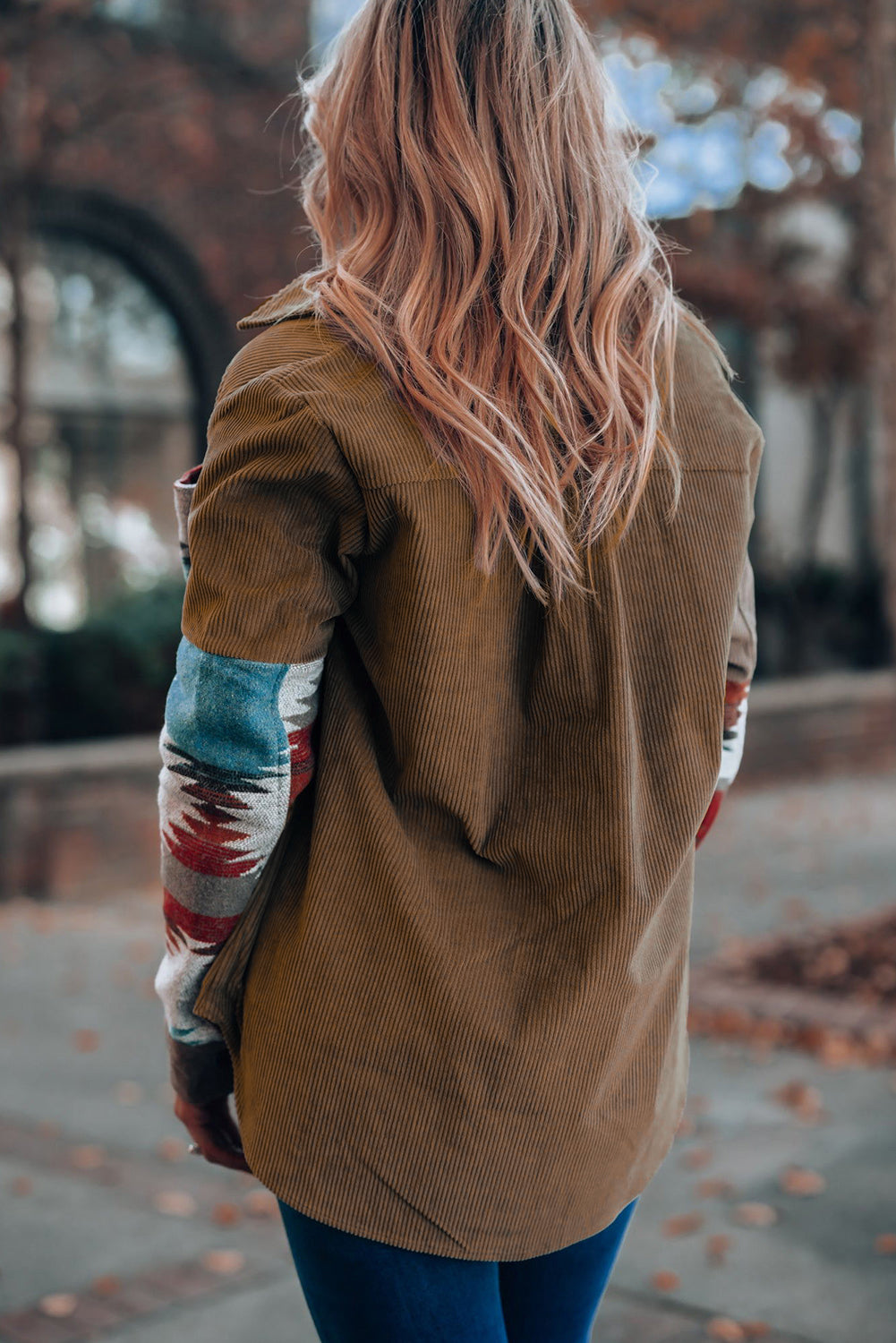 Khakifarbene cordjacke mit aztekenmuster