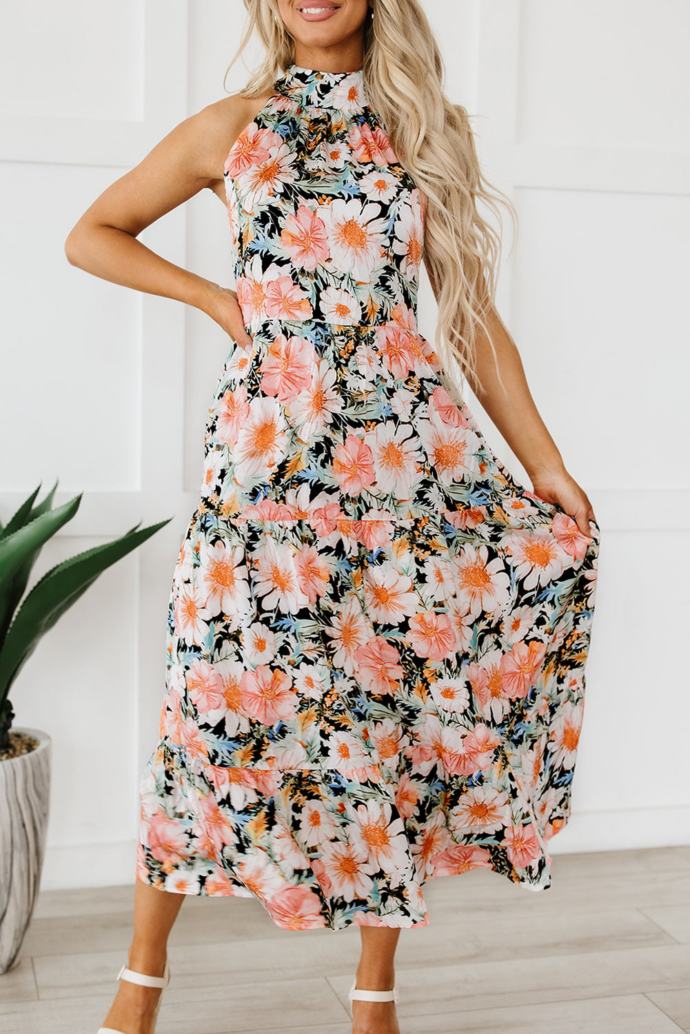 Schwarzes boho-maxikleid mit geknotetem halter und rüschen