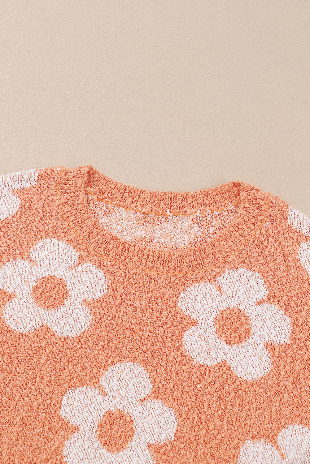 Grapefruit orange fuzzy floral gestrickter pullover mit hängenden schultern