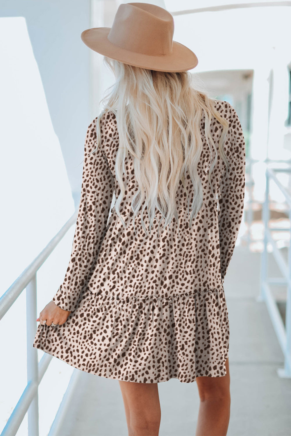 Langärmeliges kleid mit leoparden-tiermuster