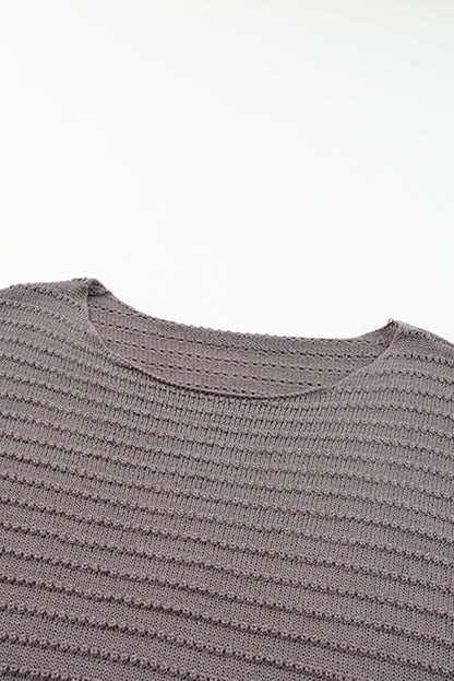 Grauer strickpullover mit rundhalsausschnitt und dolman-ärmeln