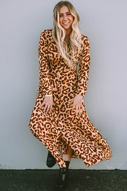 Langärmeliges maxikleid mit leopardenknöpfen