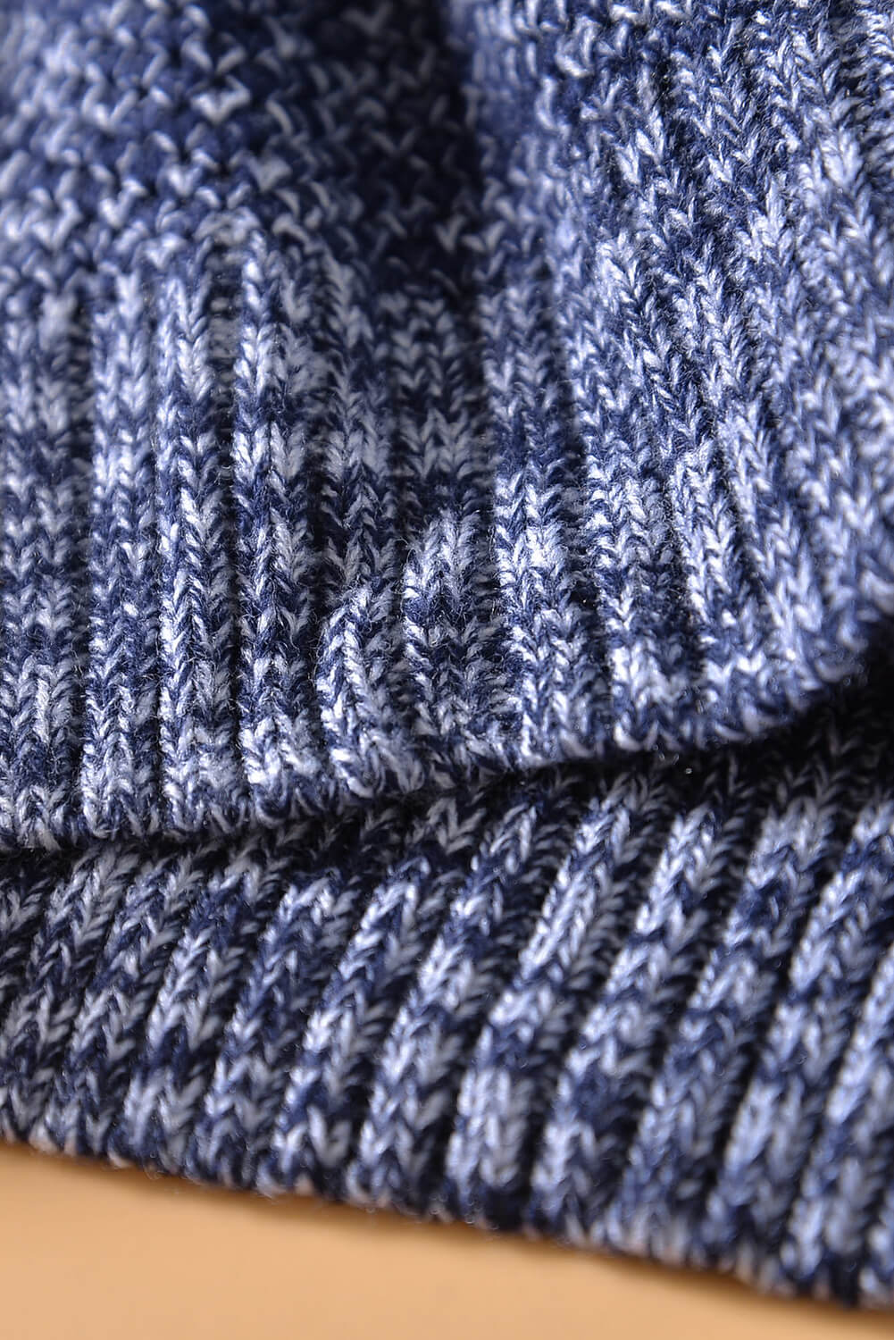 Blauer pullover mit netzstruktur und farbblockmuster