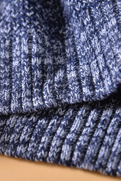 Blauer pullover mit netzstruktur und farbblockmuster