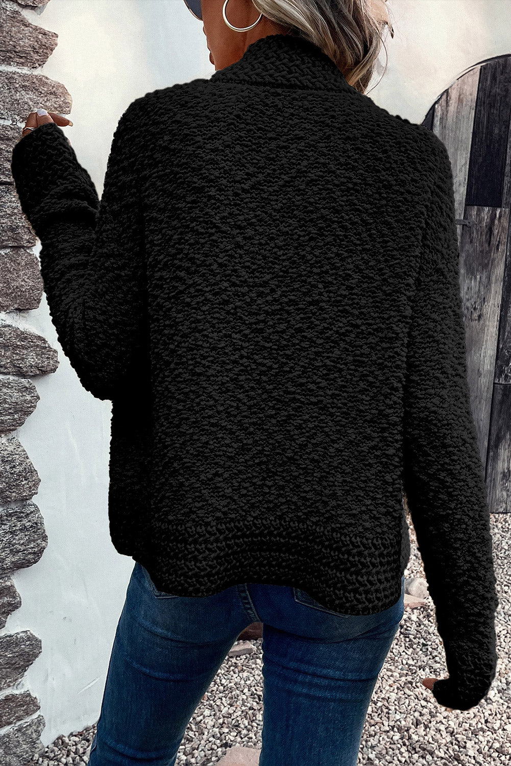 Schwarzer popcorn-strickcardigan mit offener vorderseite