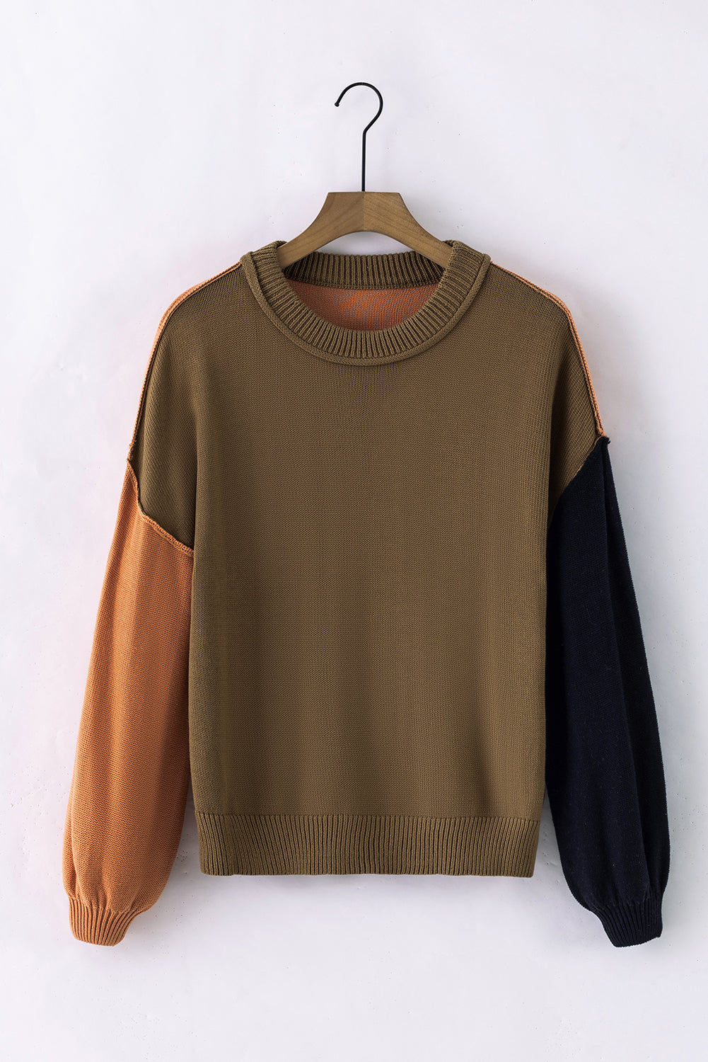 Dschungelgrüner colorblock-pullover mit gerippten ärmeln und ziernähten