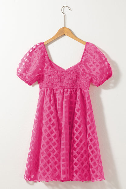 Erdbeerrosa kariertes babydoll-kleid mit puffärmeln