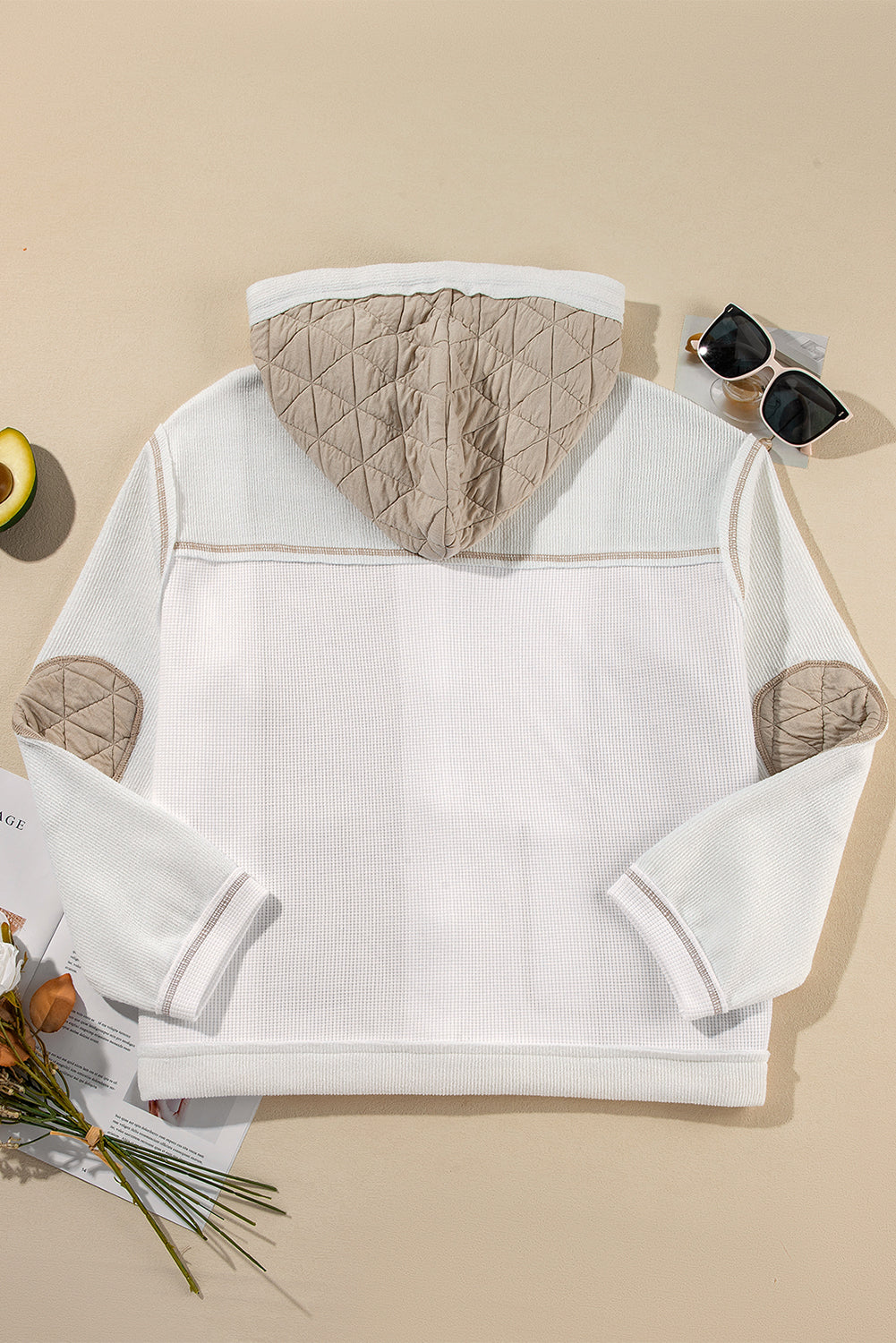 Beige gesteppte, strukturierte patchwork-jacke mit lockerer kapuze