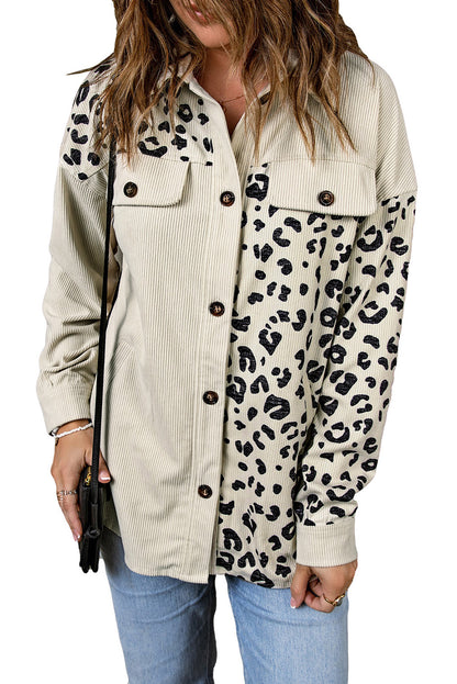 Aprikosenfarbene leopardendruck detail getaschte kordjacke