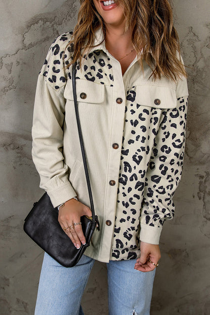 Aprikosenfarbene leopardendruck detail getaschte kordjacke