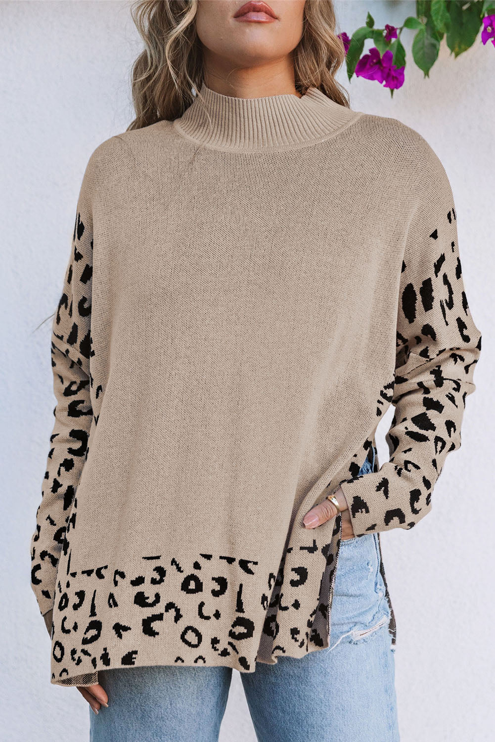 Khaki leopard pullover mit hohem halsausschnitt und seitenschlitz in übergröße