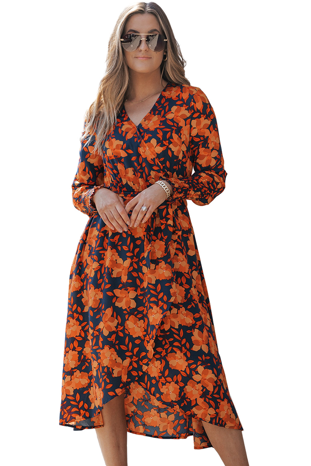 Oranje -gekleurde jurk met riem en bloempatroon en faux wrap