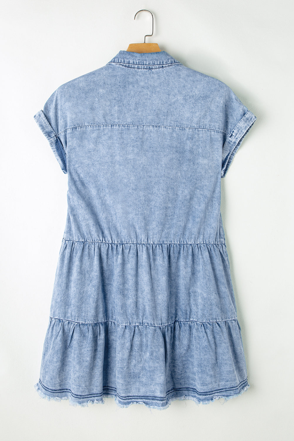 Beau blue acid wash v-ausschnitt gestuftes denim-kleid