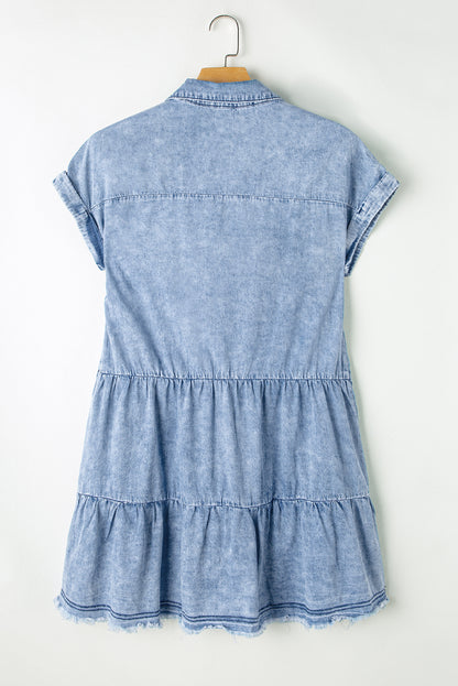 Beau blue acid wash v-ausschnitt gestuftes denim-kleid