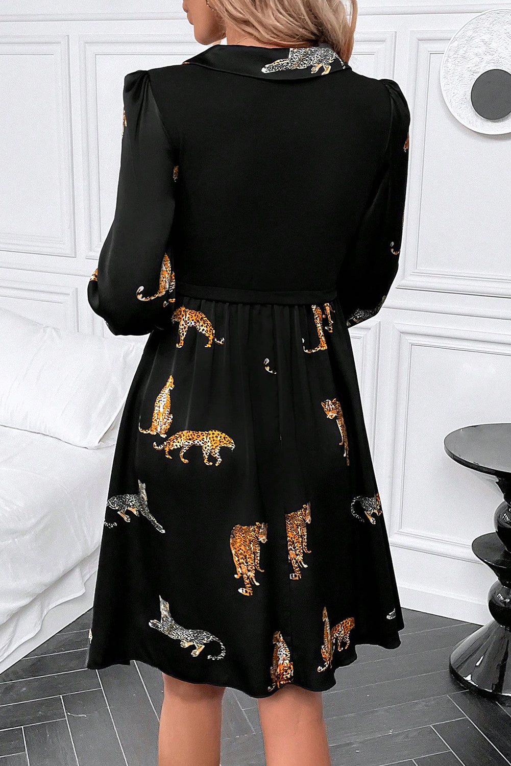 Schwarzes langärmeliges swing-kleid mit leopardenmuster