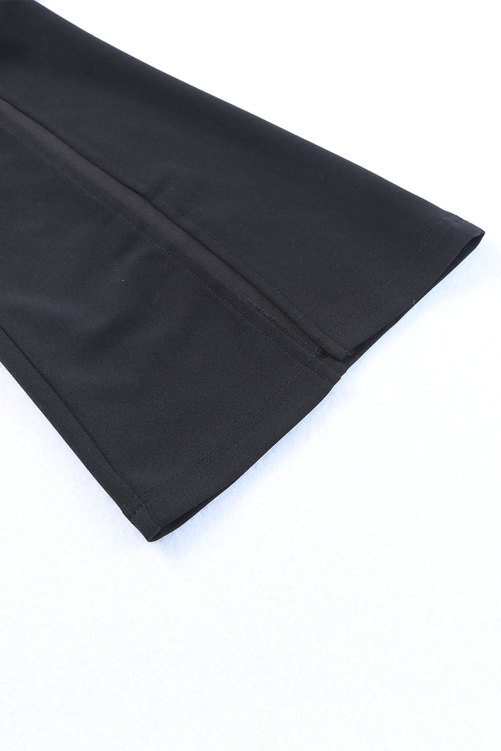 Schwarze hose mit geteiltem saum und hoher taille