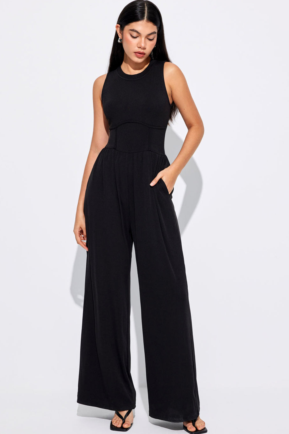 Zwarte mouwloze jumpsuit met brede been en vernauwde taille