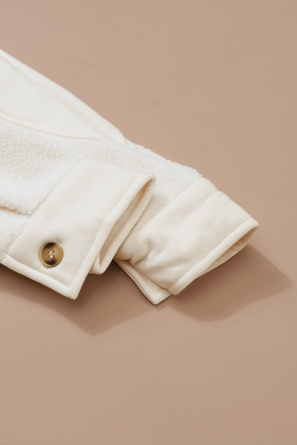 Beige knop Placket met naadzak ruw zoom jas