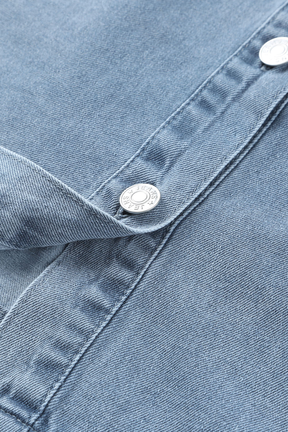 Himmelblaues langärmeliges denim-minikleid mit knöpfen