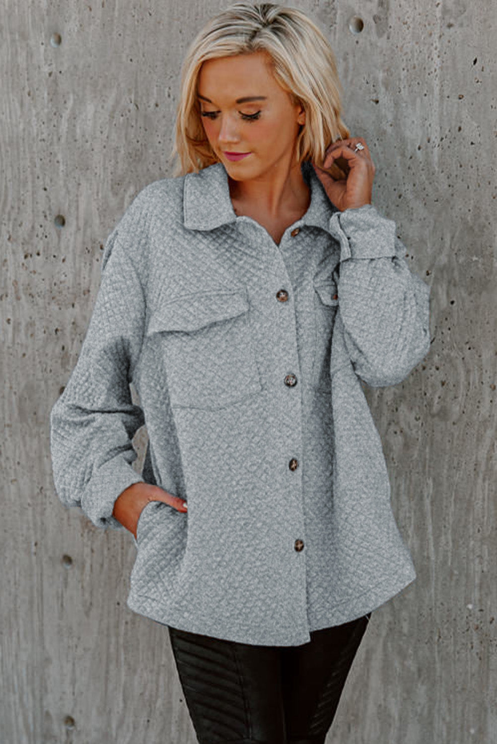 Graue retro steppjacke mit klappe und knopfleiste