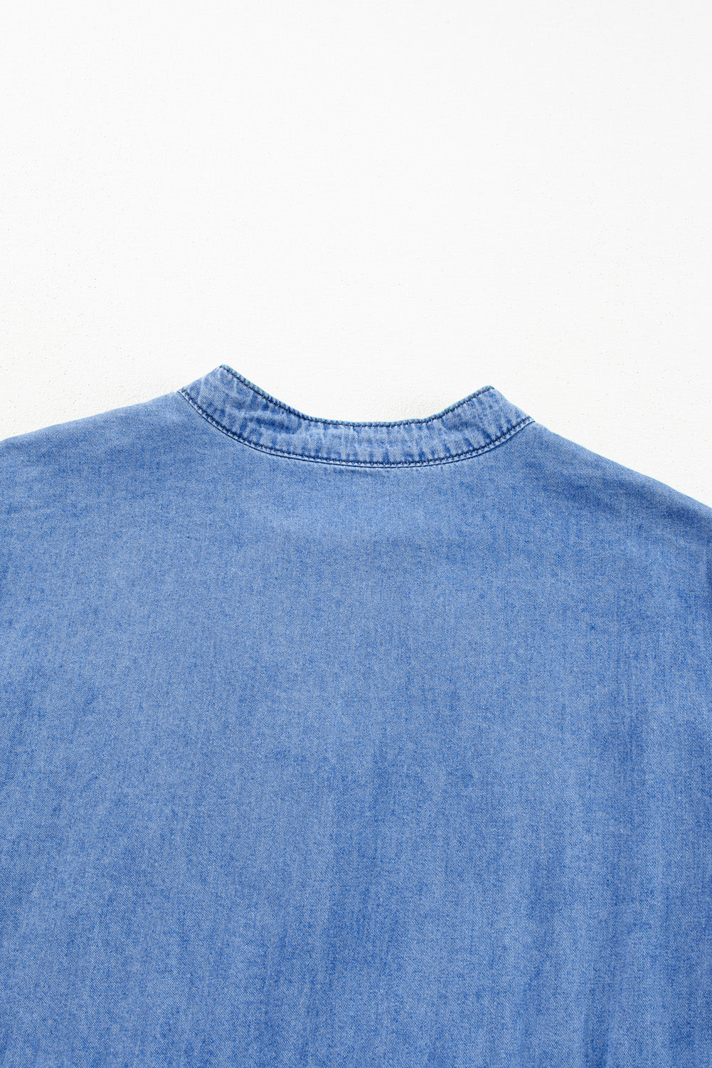 Himmel Blue Chambray-jurk met verzamelde 3/4 mouwen en spleet V-neckline