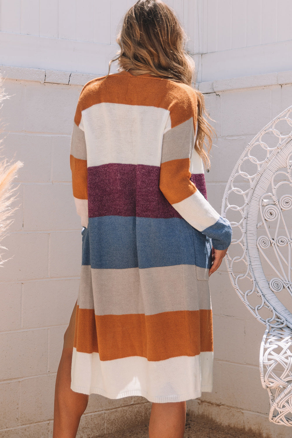 Mehrfarbige colorblock-strickjacke mit offener vorderseite