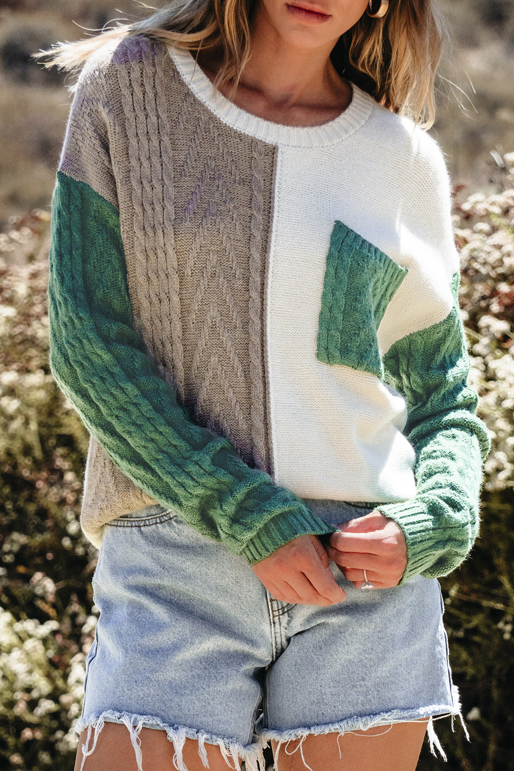 Vineyard grüner colorblock pullover mit aufgesetzten taschen und schultertaschen