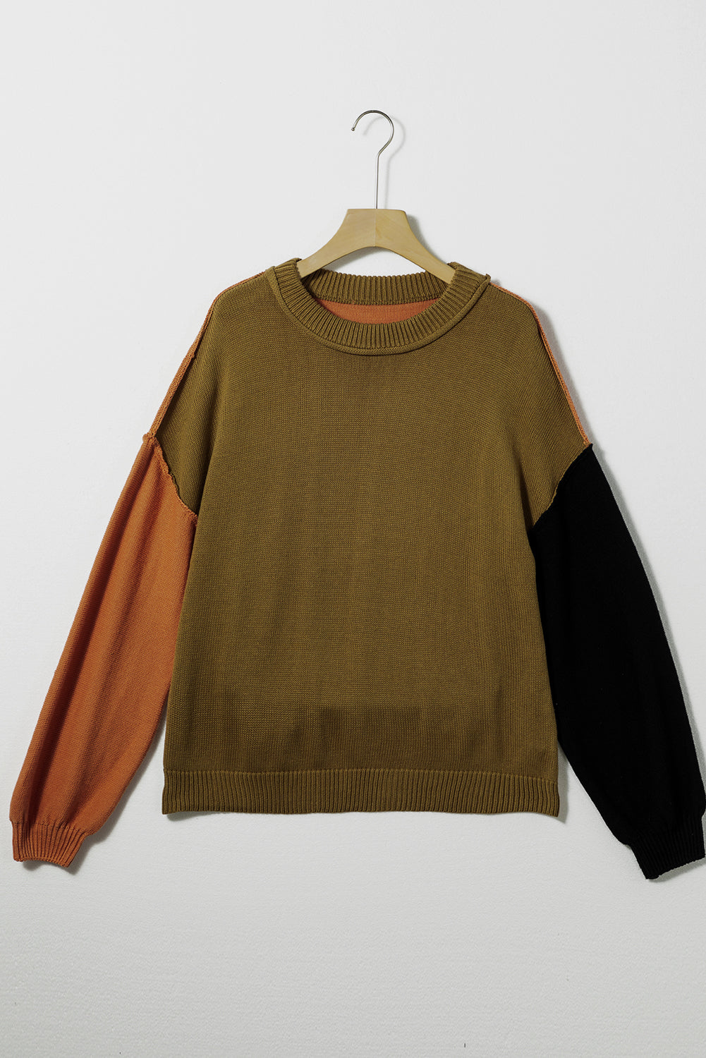 Dschungelgrüner colorblock-pullover mit gerippten ärmeln und ziernähten