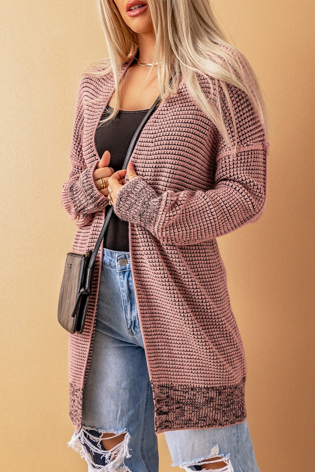 Rosa karierter strickcardigan mit offener vorderseite