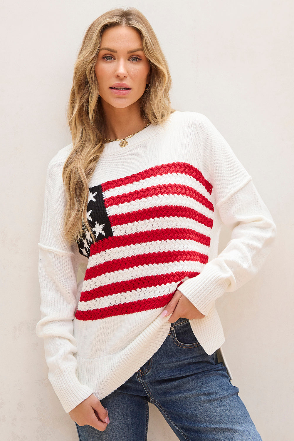 Weißer pullover mit amerikanischer flagge und gestrickten schultern