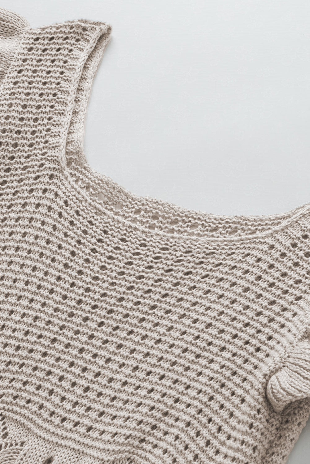 Beige pointelle-strickpullover mit flatterärmeln