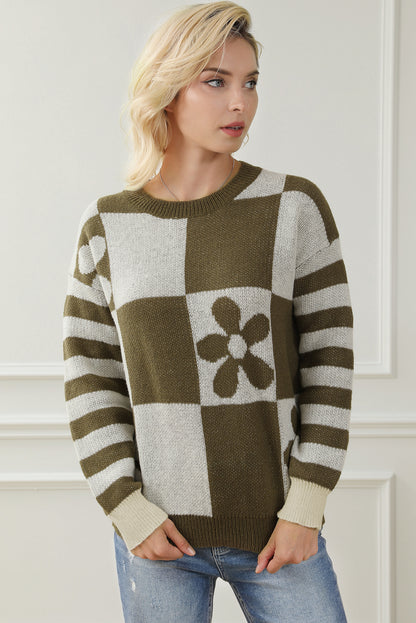 Grüner pullover mit kariertem blumenmuster und gestreiften ärmeln