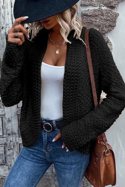 Schwarzer popcorn-strickcardigan mit offener vorderseite