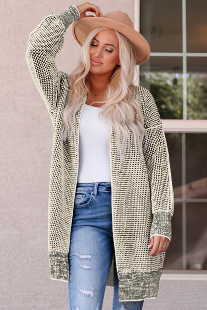 Aprikosenfarbener karierter strickcardigan mit offener vorderseite