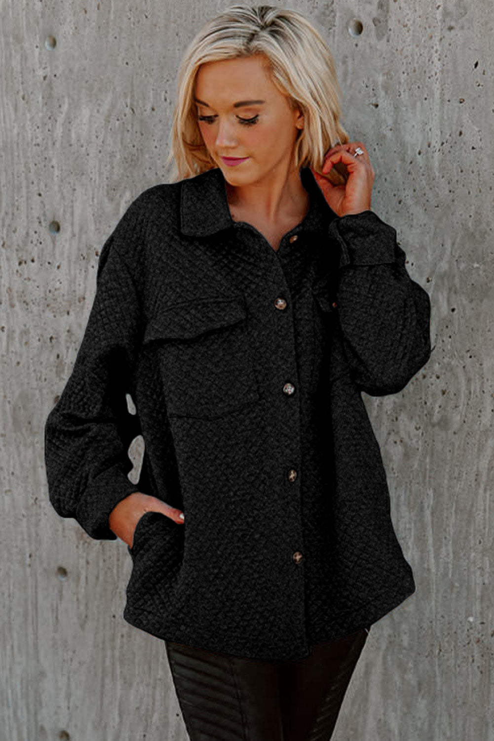 Schwarze retro steppjacke mit klappe und knopfleiste