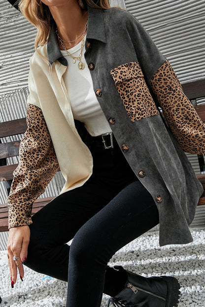 Graue cordjacke mit leopardenmuster und farbblock