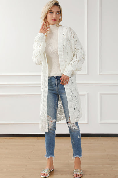 Weiße strickjacke mit rautenmuster und offener vorderseite