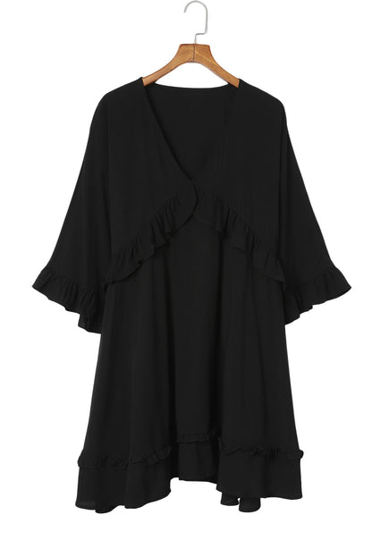 Schwarzes babydoll-minikleid mit gerafften 3/4-ärmeln und v-ausschnitt