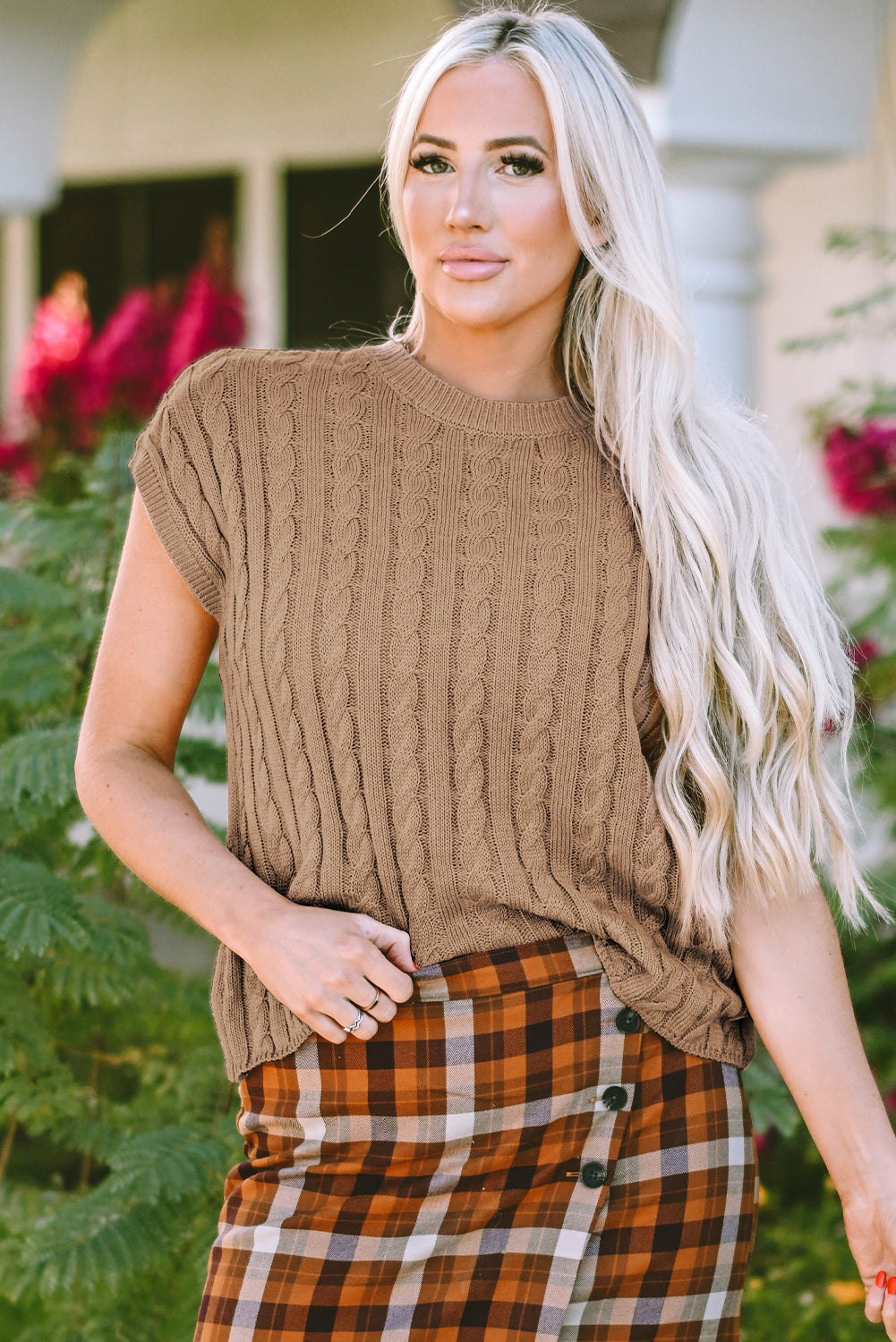 Light french beige rundhalsausschnitt kabelstrickpullover mit kurzen ärmeln