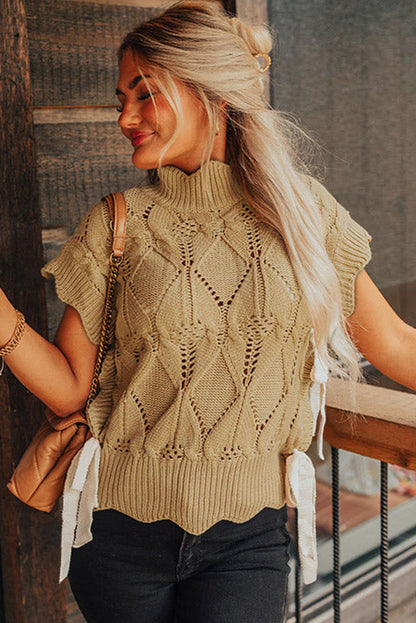 Pullover mit hohem halsausschnitt aus hohlem strick in hellem french beige mit wellenbesatz