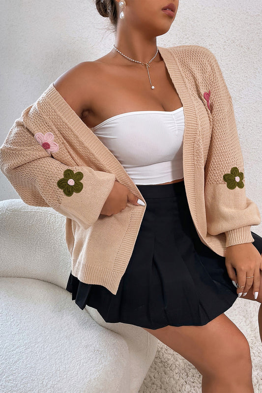 Rauchgraue strickjacke mit blumenapplikationen und blasenärmeln an den schultern