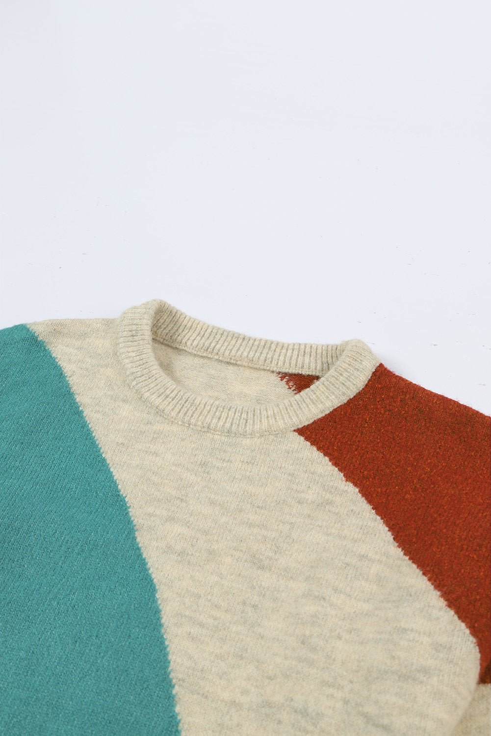 Mehrfarbiger colorblock pullover mit rundhalsausschnitt und rippstrick