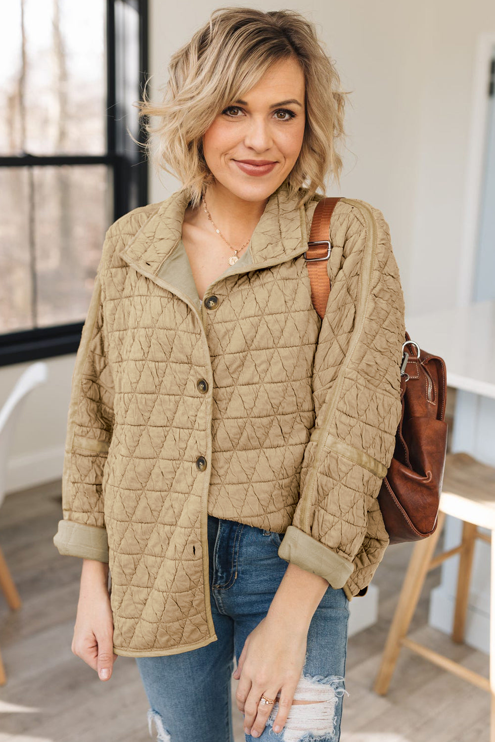 Khaki steppjacke mit trichterhals und knopfleiste