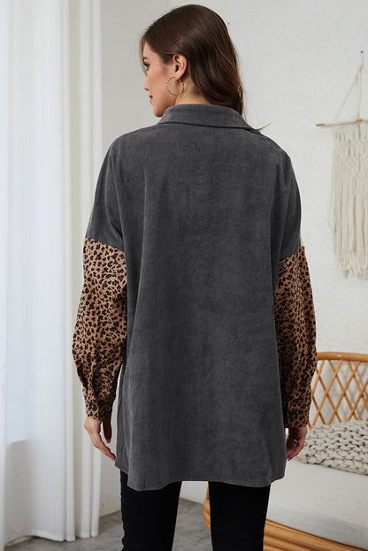 Graue cordjacke mit leopardenmuster und farbblock