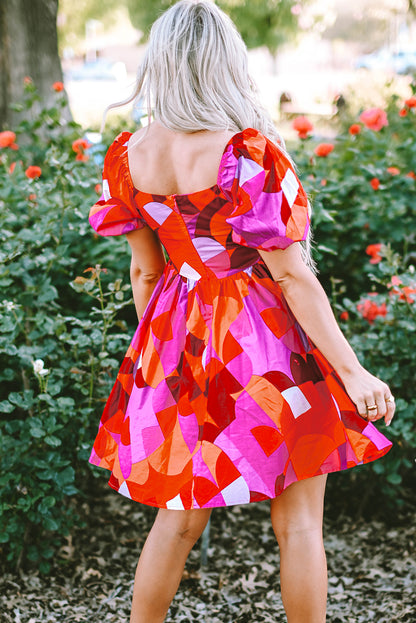 Rotes abstraktes kleid mit quadratischem ausschnitt und puffärmel