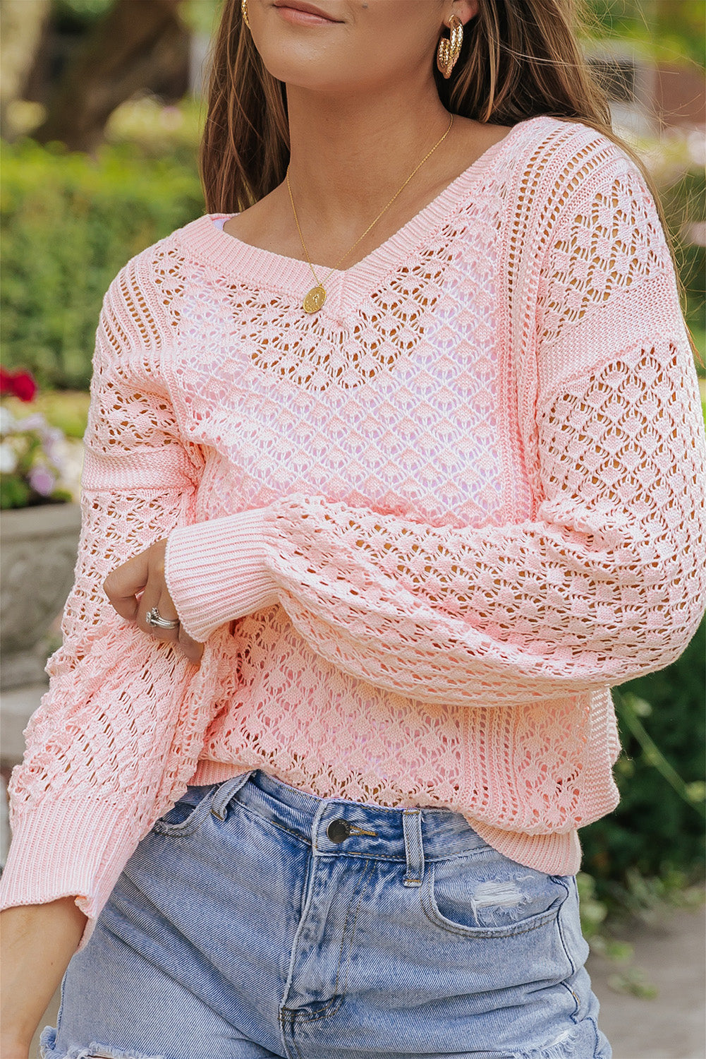 Pinker pullover mit geripptem v-ausschnitt aus lockerem pointelle-strick